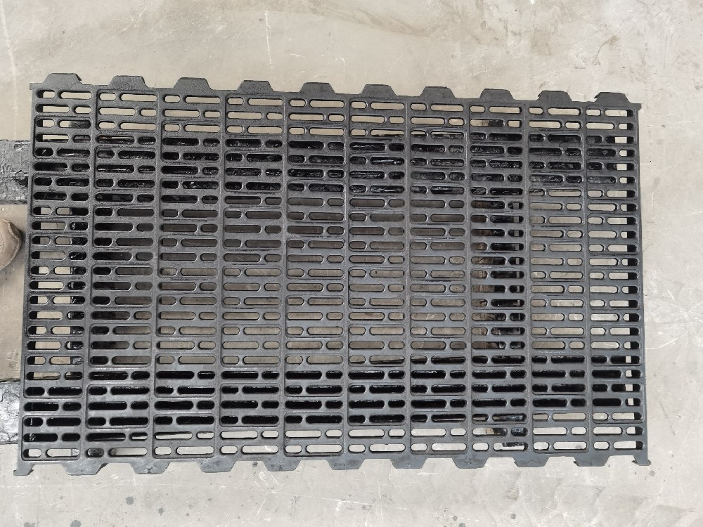 Interlocking floor for sows